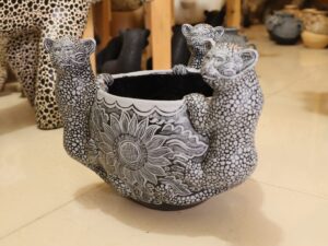 MACETA CON TRES JAGUARES