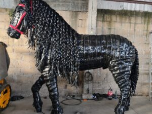 ESCULTURA DE CABALLO FRISÓN