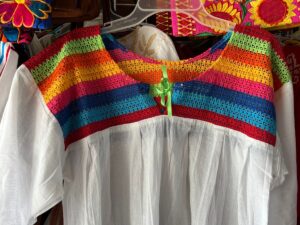 BLUSAS CON TEJIDO A MANO