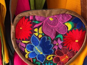 BOLSAS DE CORAZÓN BORDADAS A MANO