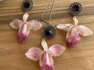 JUEGO DE ARETES Y DIJE DE ORQUÍDEAS
