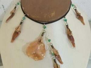 COLLAR Y ARETES DE ORQUÍDEAS ENCAPSULADAS